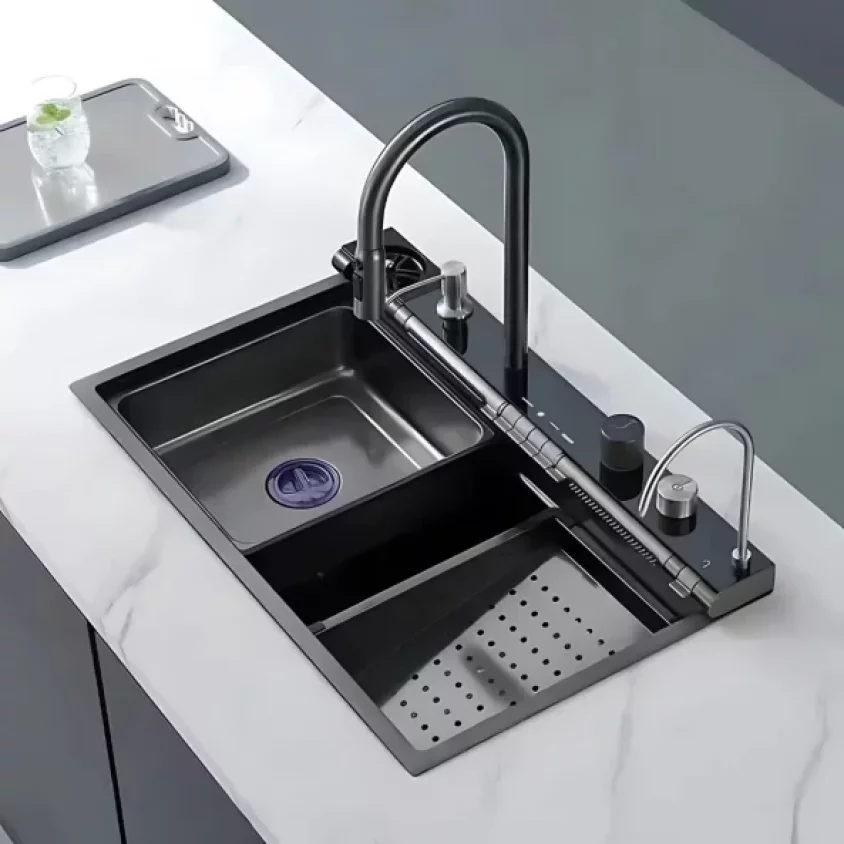 Fregadero de cocina multifuncional de acero inoxidable con diseño moderno y práctico