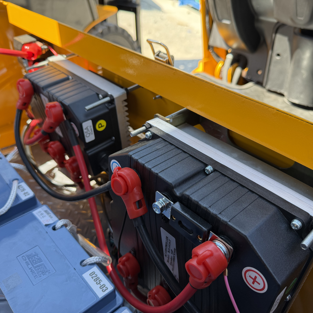 Carretilla elevadora eléctrica, capacidad de carga de 1500 kg, altura de elevación de 4,5 metros 4