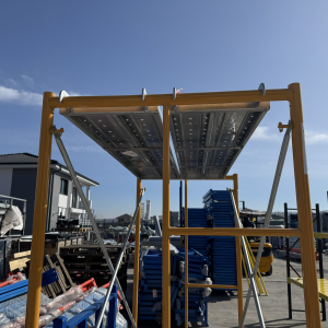 Andamio-movil-transitable-de-acero-1800-L-900-l-2000-h-con-2-diagonales-y-plataforma