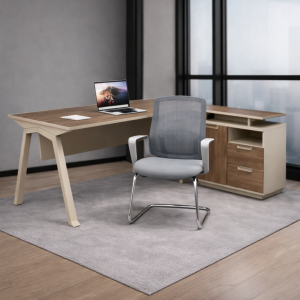 Conjunto de escritorio moderno de tablero de partículas melaminado con cajonera lateral móvil y silla ergonómica con respaldo de malla