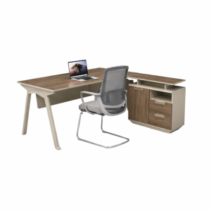 Conjunto de escritorio moderno de tablero de partículas melaminado con cajonera lateral móvil y silla ergonómica con respaldo de malla