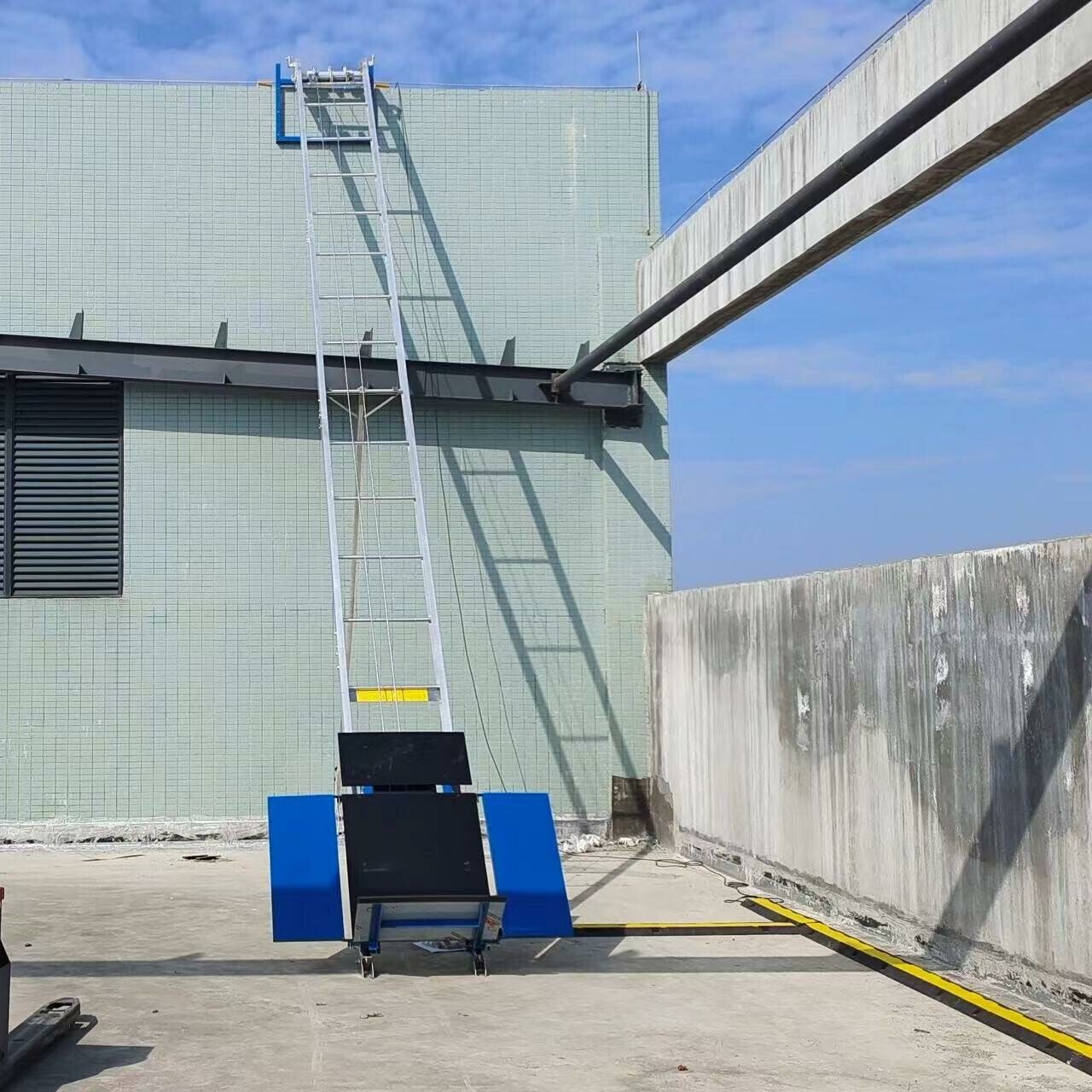Elevador eléctrico de aluminio altura maxima 18 m con angulo variable + carro de transporte para paneles fotovoltaicos + carro de transporte de carga 3