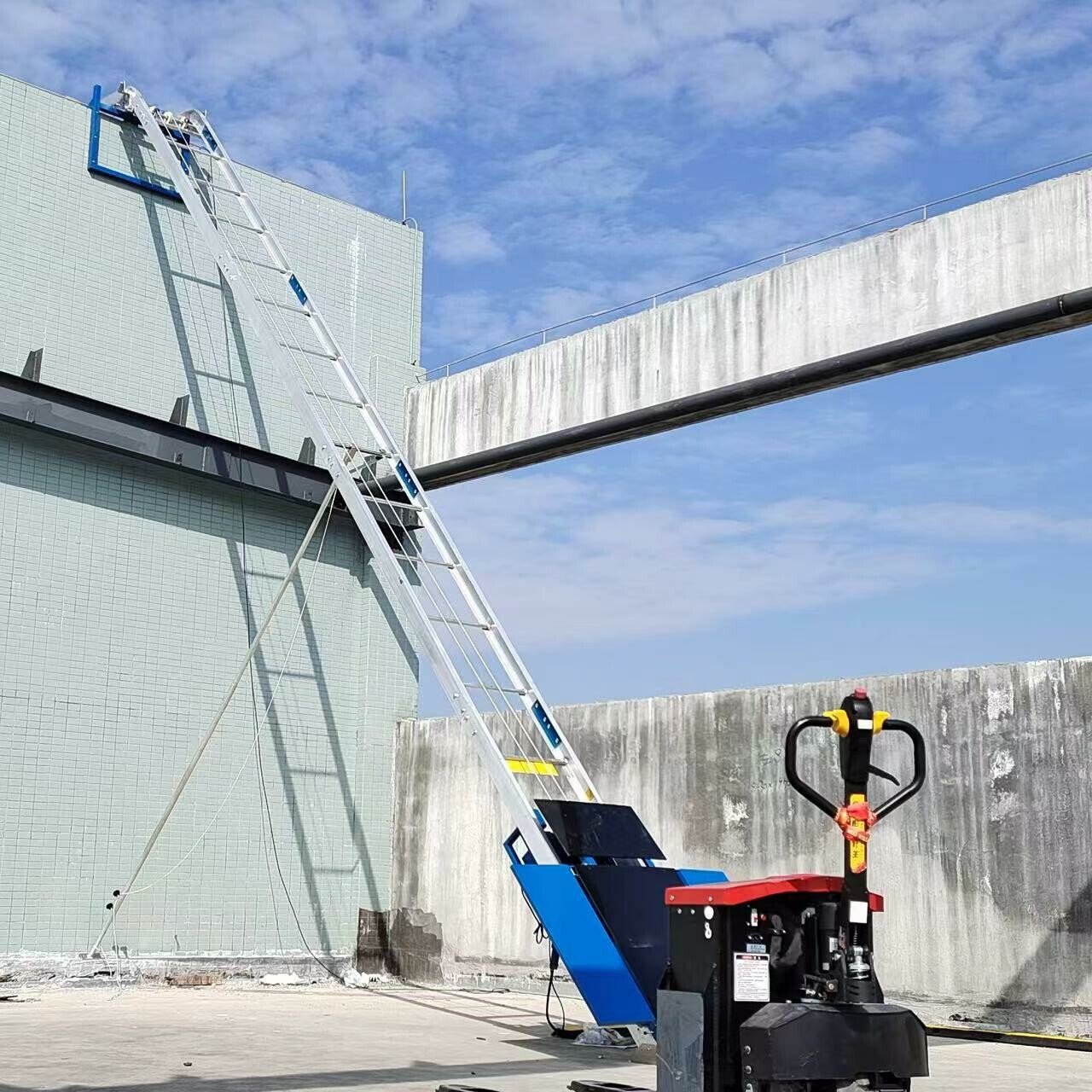 Elevador eléctrico de aluminio altura maxima 18 m con angulo variable + carro de transporte para paneles fotovoltaicos + carro de transporte de carga Elevador eléctrico de aluminio altura maxima 18 m con angulo variable + carro de transporte para paneles fotovoltaicos + carro de transporte de carga