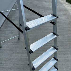 Escalera profesional plegable de aluminio – 8 peldaños – Estructura metálica resistente