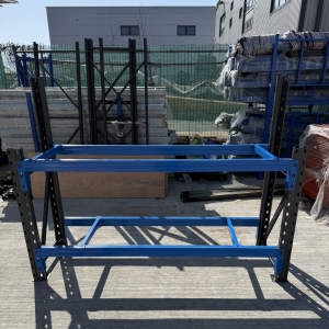 Mesa de trabajo industrial con marco superior para panel