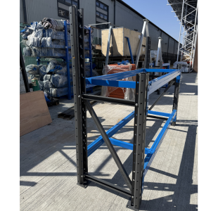 Mesa de trabajo industrial con marco superior para panel