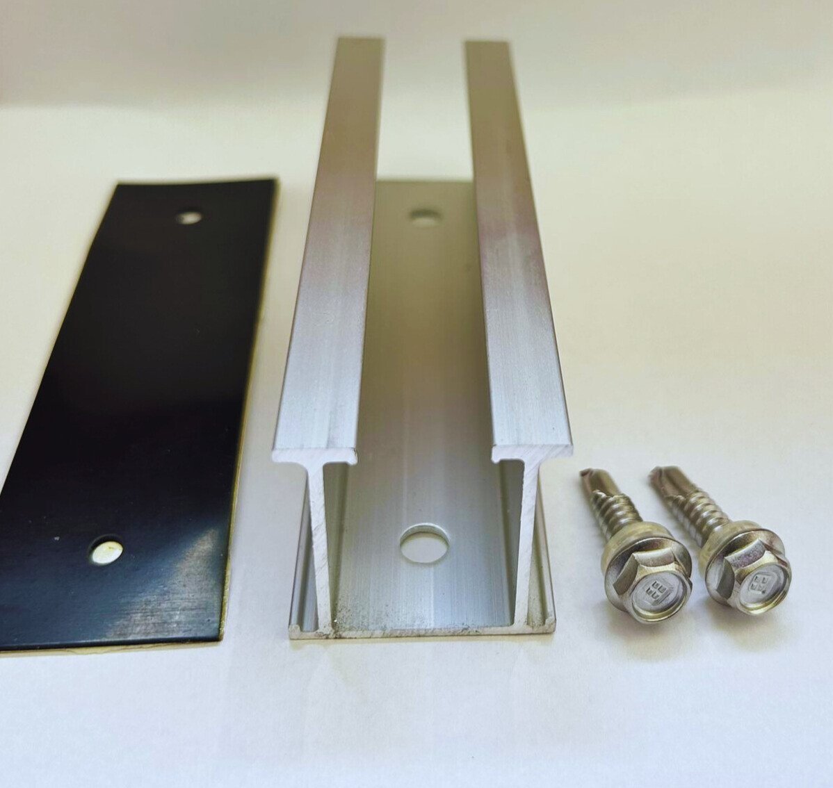 Minicarril 120 mm altura 35 mm con tira protectora de goma y 2 tornillos autoperforantes 2 Minicarril 120 mm altura 35 mm con tira protectora de goma y 2 tornillos autoperforantes