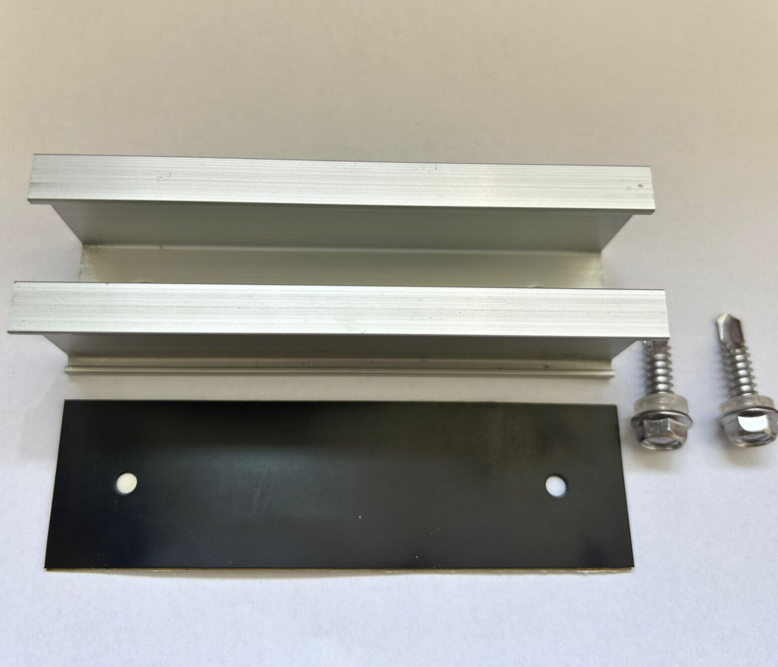Minicarril 120 mm altura 35 mm con tira protectora de goma y 2 tornillos autoperforantes 3 Minicarril 120 mm altura 35 mm con tira protectora de goma y 2 tornillos autoperforantes