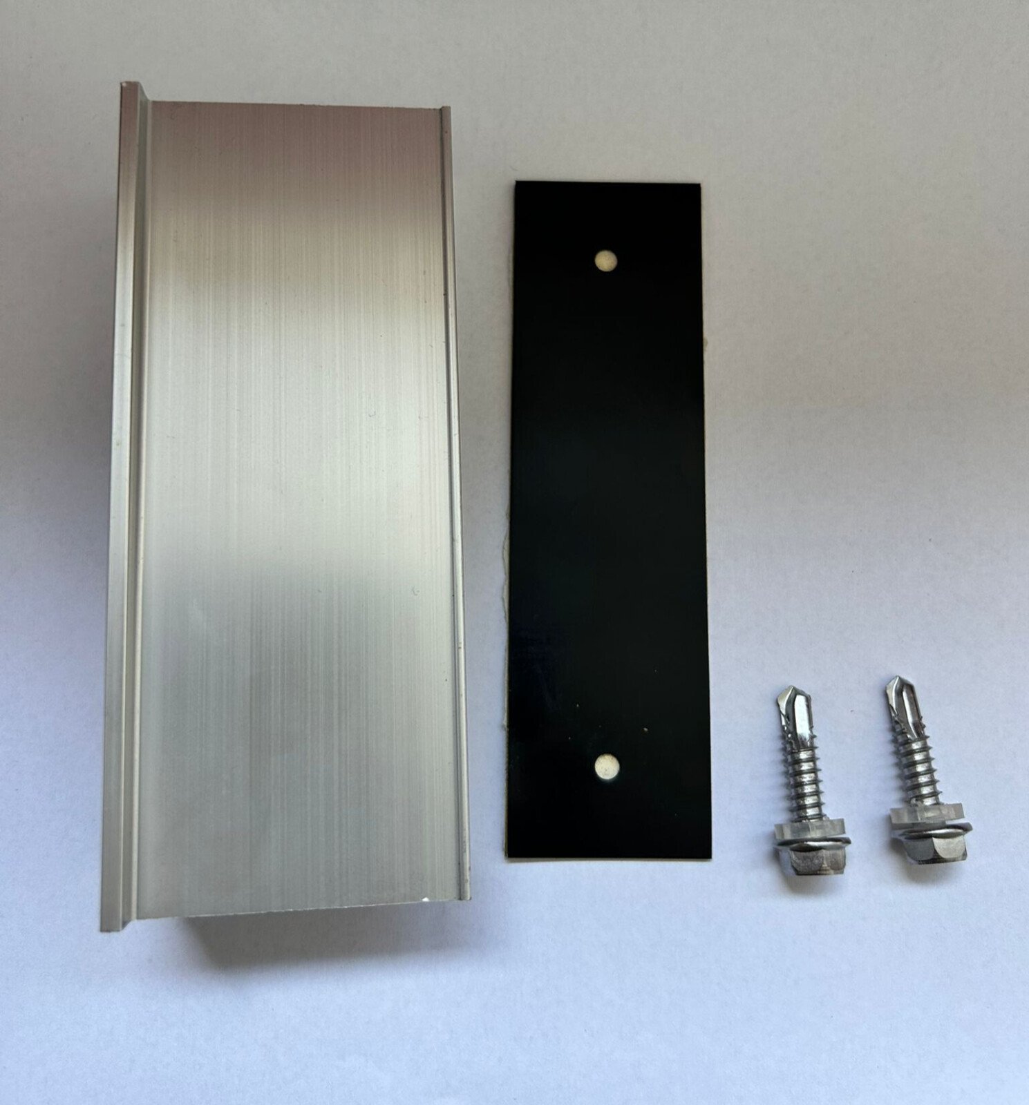 Minicarril 120 mm altura 50 mm con tira protectora de goma y 2 tornillos autoperforantes 2 Minicarril 120 mm altura 50 mm con tira protectora de goma y 2 tornillos autoperforantes