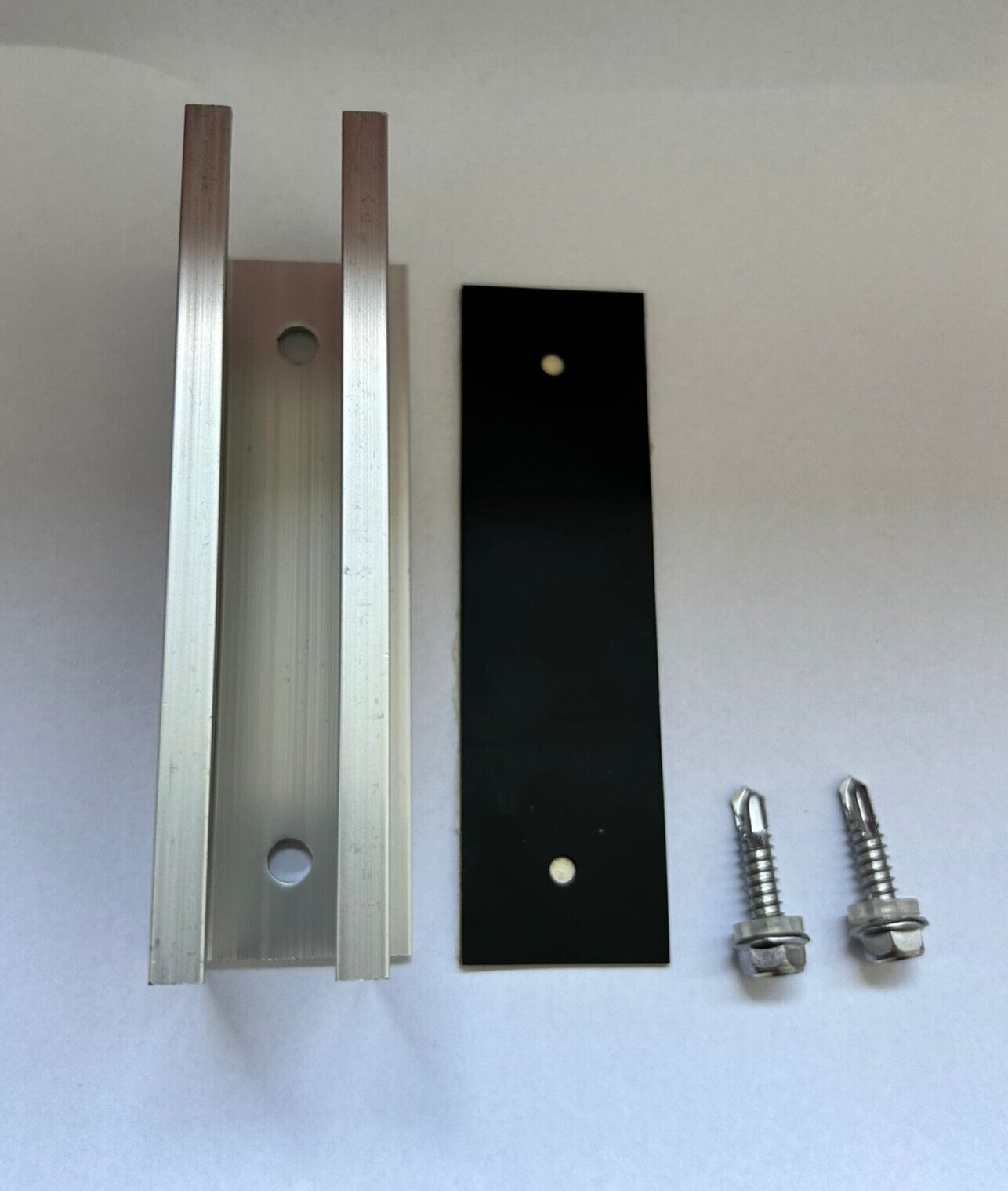 Minicarril 120 mm altura 50 mm con tira protectora de goma y 2 tornillos autoperforantes 3 Minicarril 120 mm altura 50 mm con tira protectora de goma y 2 tornillos autoperforantes