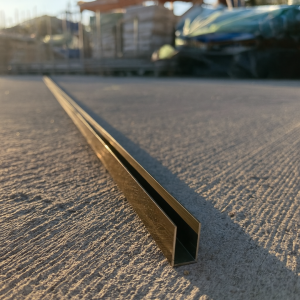 Perfil de marco de aluminio tipo U para vidrio - Dorado