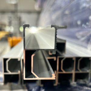 Riel de aluminio para fijación lateral de paneles solares 2,2 m 26 mmx44 mm