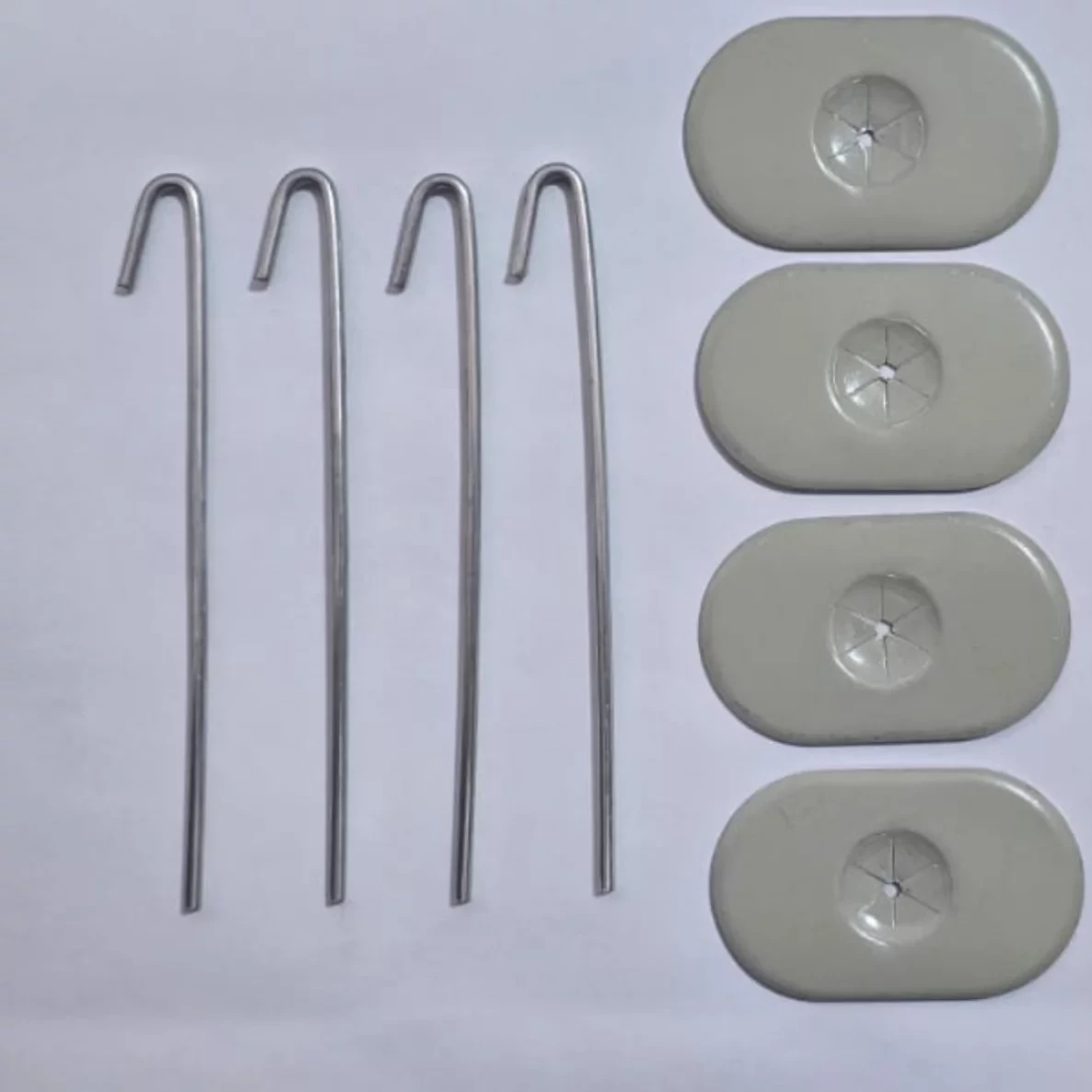 Set de 100 ganchos de aluminio para fijación de malla de protección en paneles fotovoltaicos 2 Set de 100 ganchos de aluminio para fijación de malla de protección en paneles fotovoltaicos