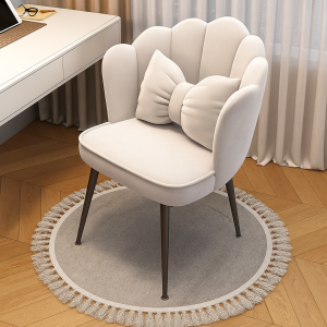Silla PEARL – elegante con diseño curvado tapizada en tela y con patas de hierro