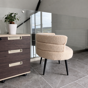 Sillón moderno bouclé beige – diseño elegante con respaldo curvado