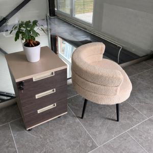 Sillón moderno bouclé beige – diseño elegante con respaldo curvado