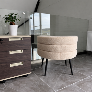 Sillón moderno bouclé beige – diseño elegante con respaldo curvado