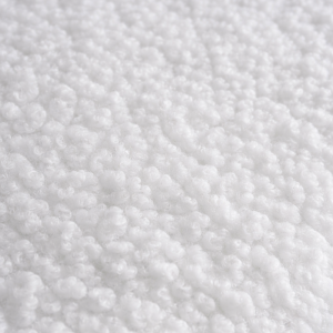 Sillón moderno bouclé blanco – diseño elegante con respaldo curvo