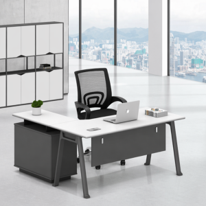 Conjunto de escritorio esquinero con almacenamiento y silla ergonómica con respaldo de malla