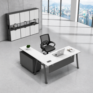 Conjunto de escritorio esquinero con almacenamiento y silla ergonómica con respaldo de malla