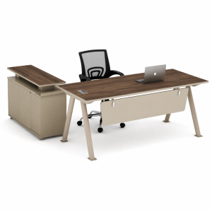 Conjunto de oficina con escritorio armario lateral móvil y silla ergonómica con respaldo de malla