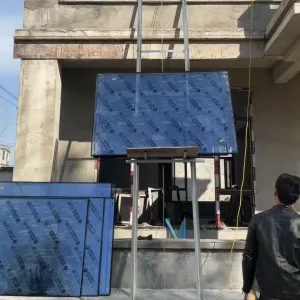 Elevador eléctrico de acero altura máxima 18 m con carro móvil y mando a distancia para elevación de mercancías y paneles solares fotovoltaicos