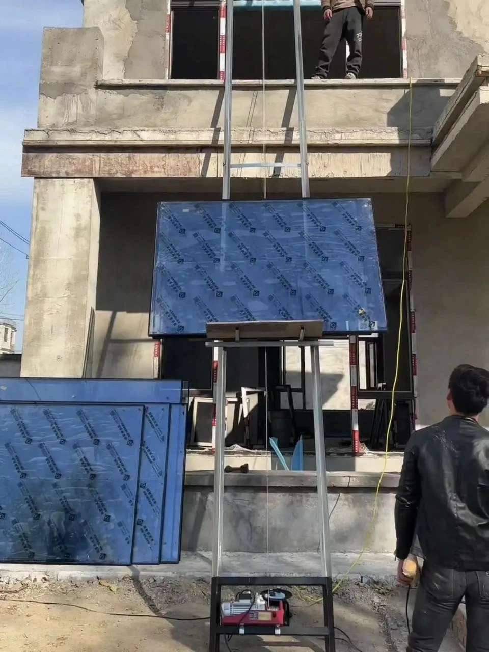 Elevador eléctrico de acero altura máxima 18 m con carro móvil y mando a distancia para elevación de mercancías y paneles solares fotovoltaicos 2 Elevador eléctrico de acero altura máxima 18 m con carro móvil y mando a distancia para elevación de mercancías y paneles solares fotovoltaicos