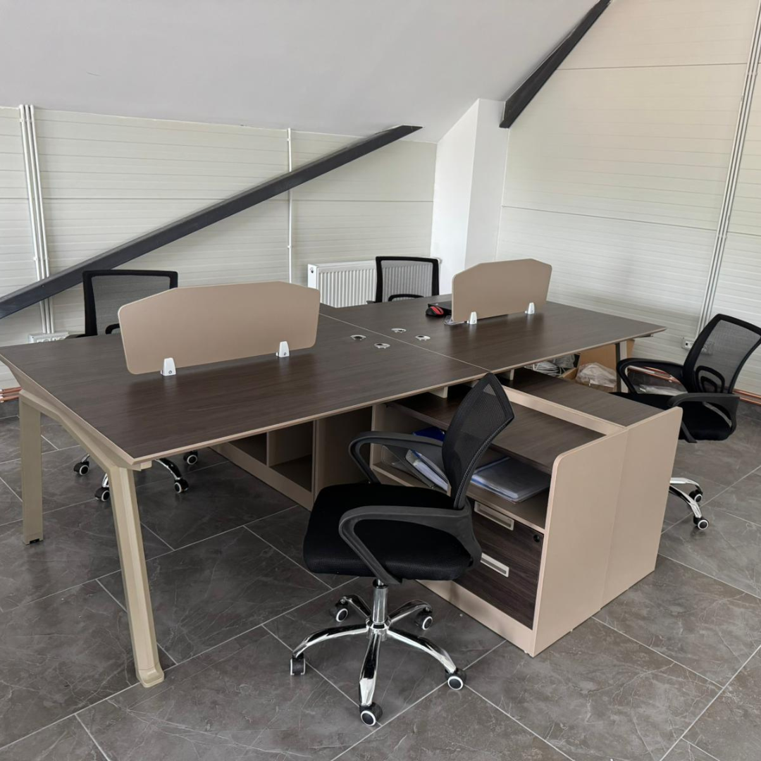 Estación de trabajo para 4 personas con sillas ergonómicas – W2800×D2400×H750 3 Estación de trabajo para 4 personas con sillas ergonómicas – W2800×D2400×H750