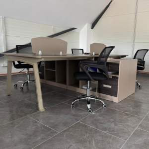Estación de trabajo para 4 personas con sillas ergonómicas – W2800×D2400×H750