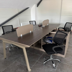 Estación de trabajo para 4 personas con sillas ergonómicas – W2800×D2400×H750