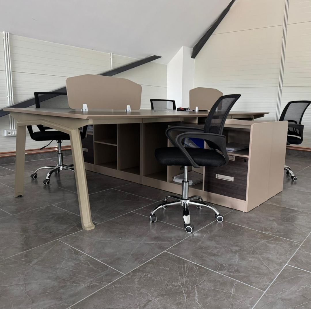 Estación de trabajo para 4 personas con sillas ergonómicas – W2800×D2400×H750 6